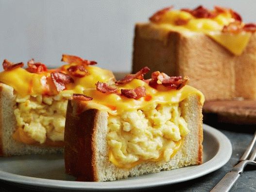 Foto do prato - ovos mexidos e bacon assado com queijo