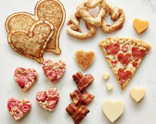 Foto de pratos em forma de coração para dia dos namorados