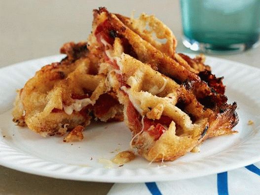 Foto do prato - sanduíches com creme de queijo e tomate em um ferro de waffle