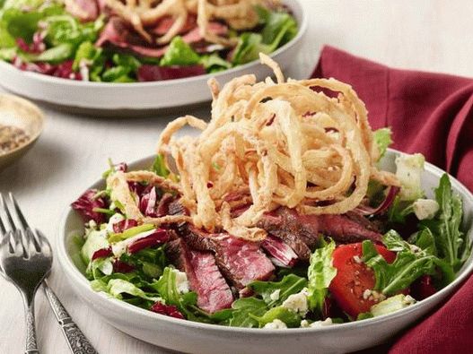 Foto grande salada com bife
