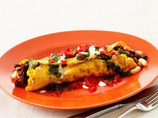 Foto de um grande burrito Tex-mex em uma omelete