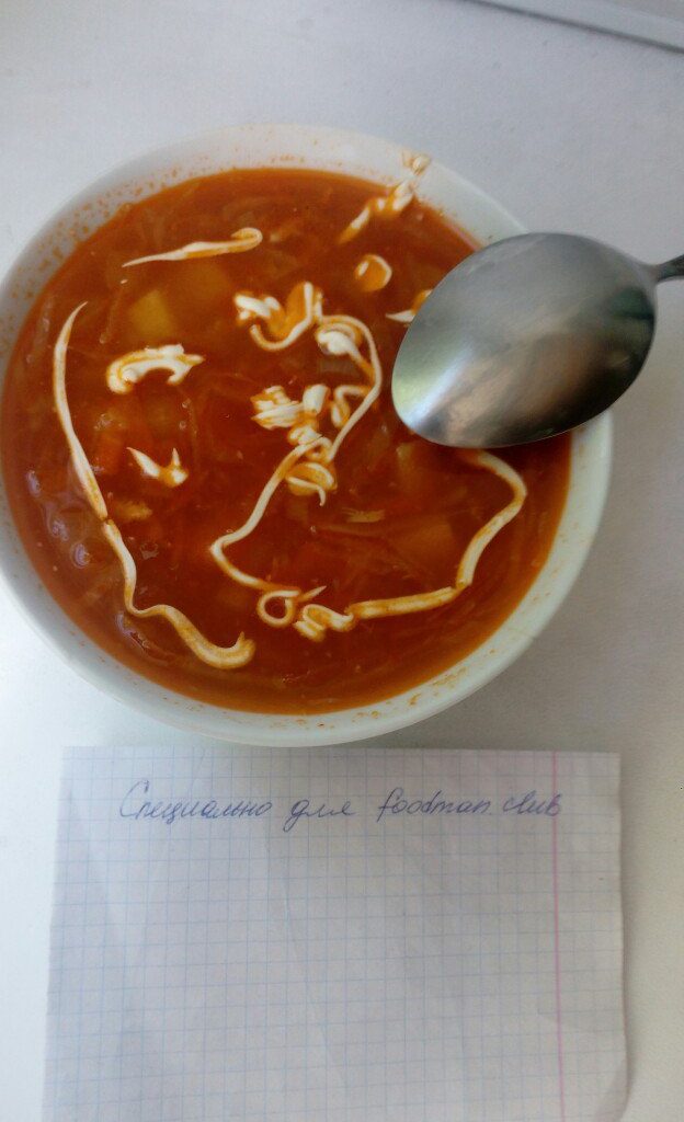 Borsch no caldo de galinha