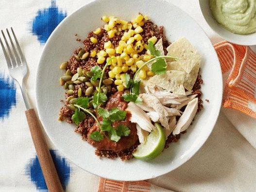Foto de quinoa, frango e creme de abacate