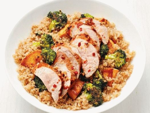 Foto de tigela de quinoa e brócolis e carne de porco