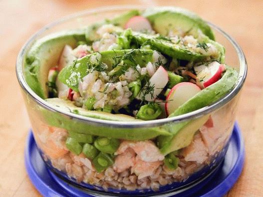 Foto de tigela de espelta, salmão e legumes