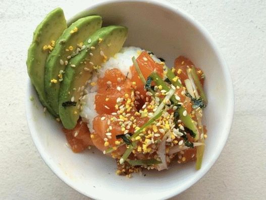 Foto de uma tigela de arroz e puxão com salmão e abacate