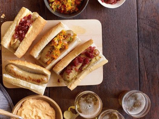 Foto bratwurst com cerveja