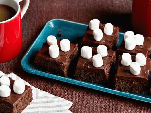 Foto de brownie com chocolate quente e marshmallow