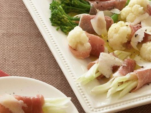 Foto de broccolini embrulhada em presunto