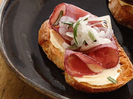Foto de Bruschett com carne seca e cebola em conserva