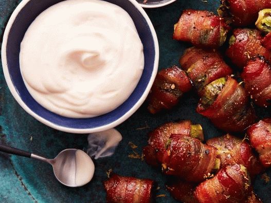 Foto de couve de Bruxelas embrulhada em bacon com molho de limão