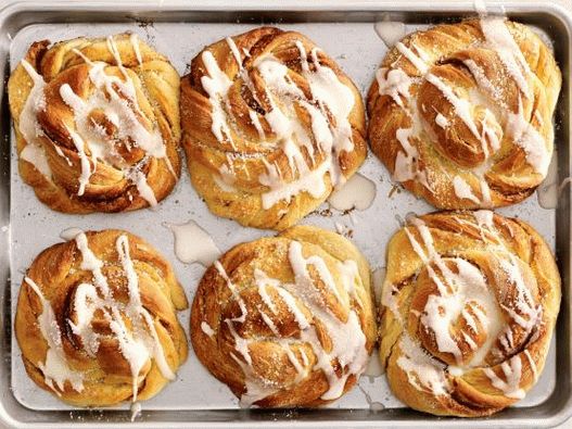 Foto de Twist Buns em Glaze