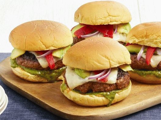 Foto hambúrgueres com salsa verde e queijo de pimenta