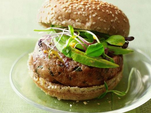 Foto hambúrgueres com atum, cenoura e molho de gengibre