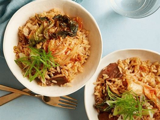 Foto arroz integral com cogumelos e kimchi