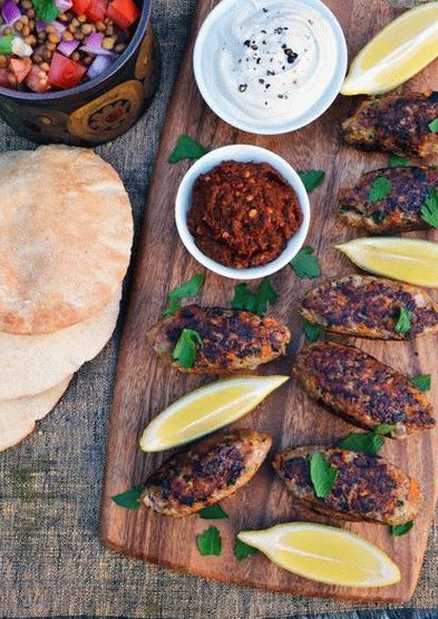 Foto de um sanduíche grelhado com costeleta de cordeiro e molho Muhammara