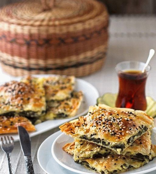 Foto de Borek com espinafre e queijo feta