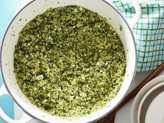 Foto de quinoa integral com macarrão verde picante