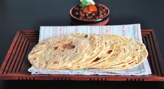 Foto de Chapati - tortilhas indianas de farinha de trigo integral em uma panela