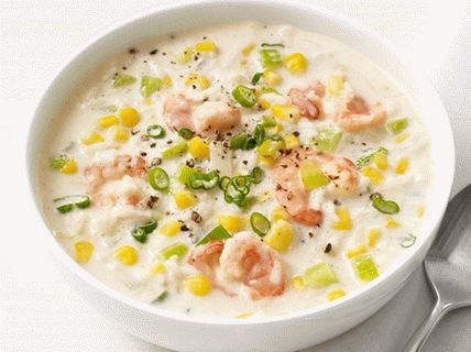 Foto de sopa com camarão e milho