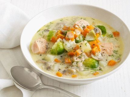 Foto de sopa com salmão e legumes