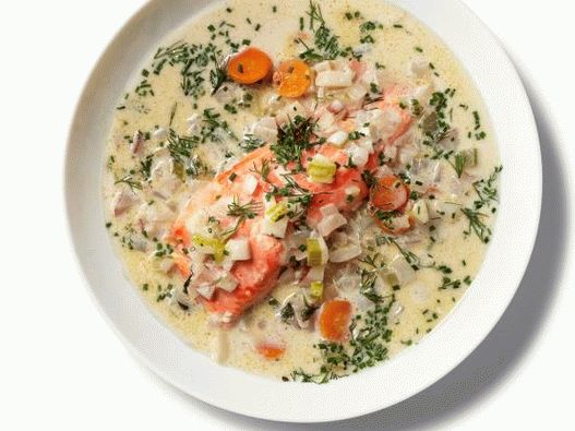 Foto de uma sopa com salmão e endro em uma panela lenta