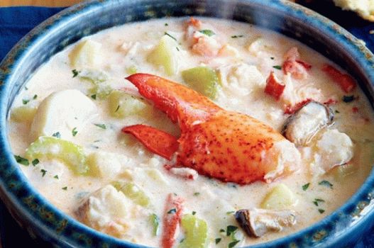 Foto de uma sopa com carne de lagosta das Bahamas