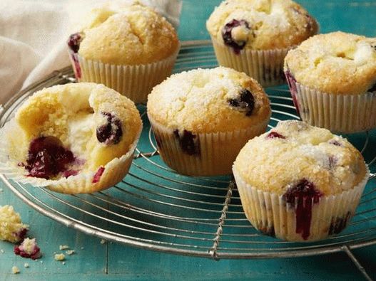 Foto muffins de mirtilo com recheio de requeijão