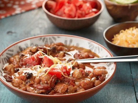 Foto de chili com carne com frango e pimenta chipotle defumada