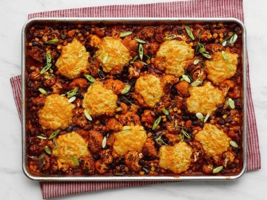 Foto de pimentão com legumes no forno com pão de milho