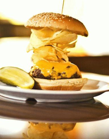 Foto cheeseburger com batatas fritas