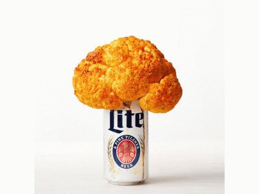 Foto couve-flor em uma lata com cerveja, grelhada e mergulhe com queijo azul