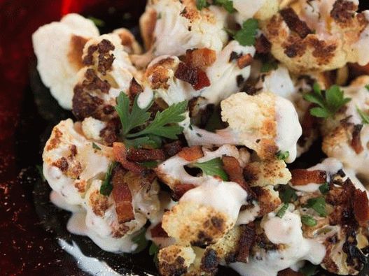 Foto Couve-flor grelhada com molho de brie e bacon