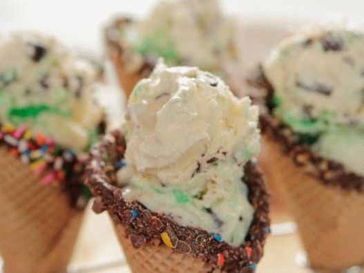 Foto Cones de waffle decorados com sorvete