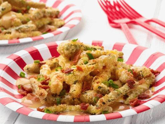 Foto de disco de abobrinha frita com molho e queijo