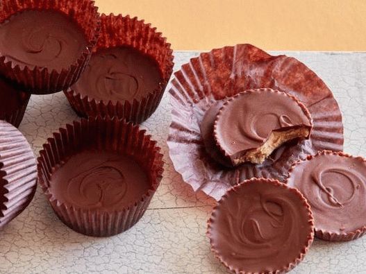 Foto Bombons de chocolate caseiros recheados com manteiga de amendoim