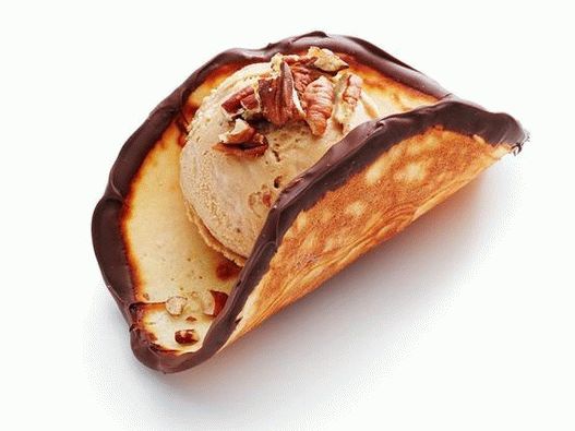 Foto tacos caseiros com cobertura de sorvete e calda de chocolate