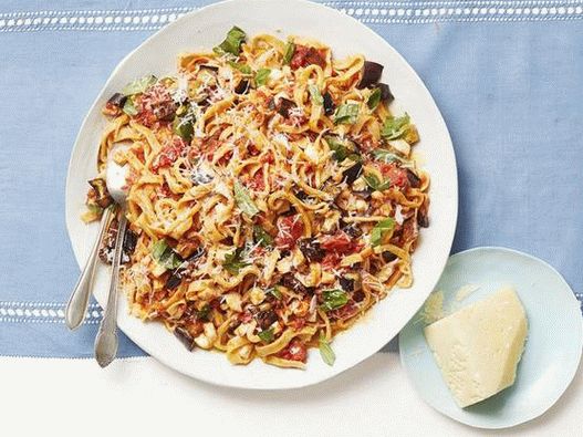 Foto Massas caseiras com manjericão em molho de tomate e berinjela frita