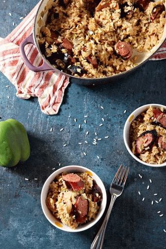 Foto de Jambalaya com salsichas defumadas e frango