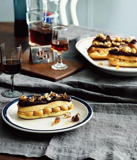 Foto Eclairs com creme de amêndoa e sal marinho defumado