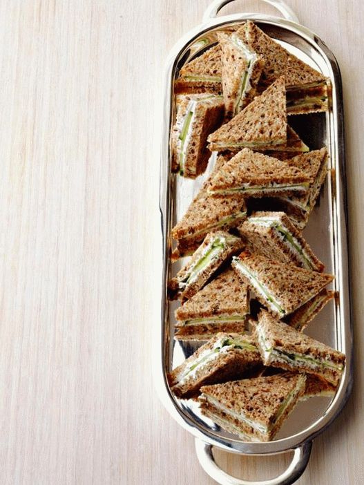 Foto do prato - sanduíches club (sanduíches) com queijo de cabra e ervas