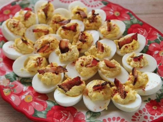 Foto do prato - Ovos recheados com gema, com bacon crocante