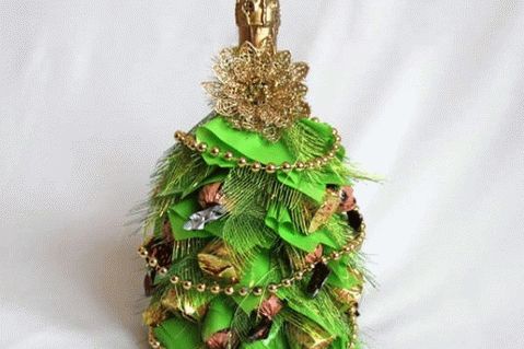 Árvore de Natal com brinquedos doces de uma garrafa de champanhe