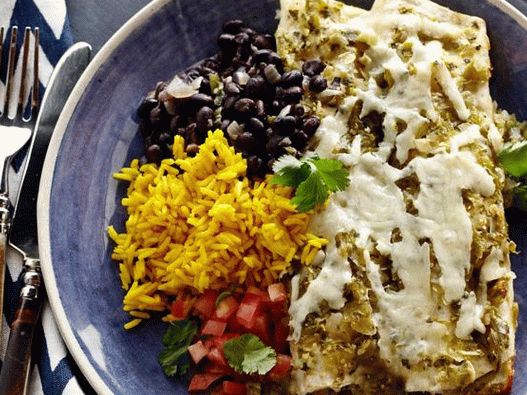 Foto de enchiladas com frango e um prato de arroz amarelo e feijão preto