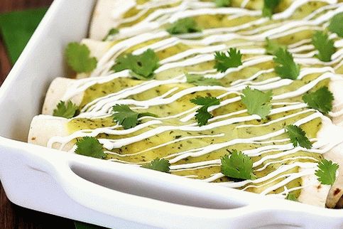 Foto de enchiladas com frango e molho de abacate e physalis