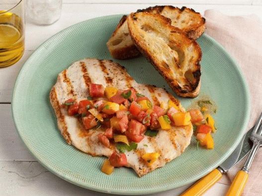 Foto de escalopes de frango grelhado com tomate e salada verde