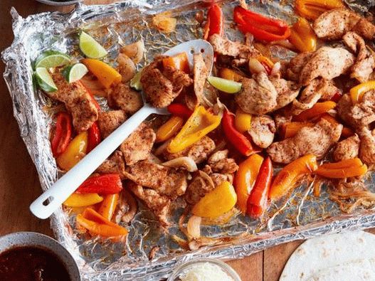 Foto de Fajitas com frango em uma assadeira