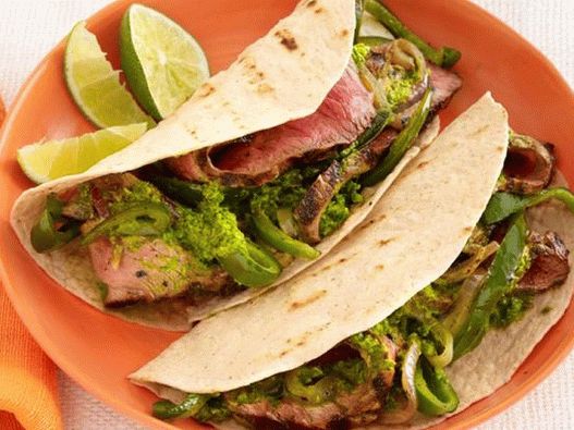 Foto de Fajitas com bife, molho chimichurri e pimenta hoppy