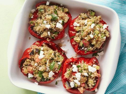 Foto pimentão recheado com quinoa e berinjela