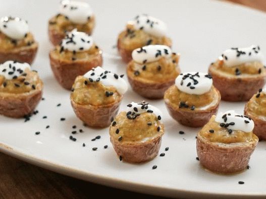Foto Batatas recheadas recheadas com caviar de berinjela com alho assado e creme de leite